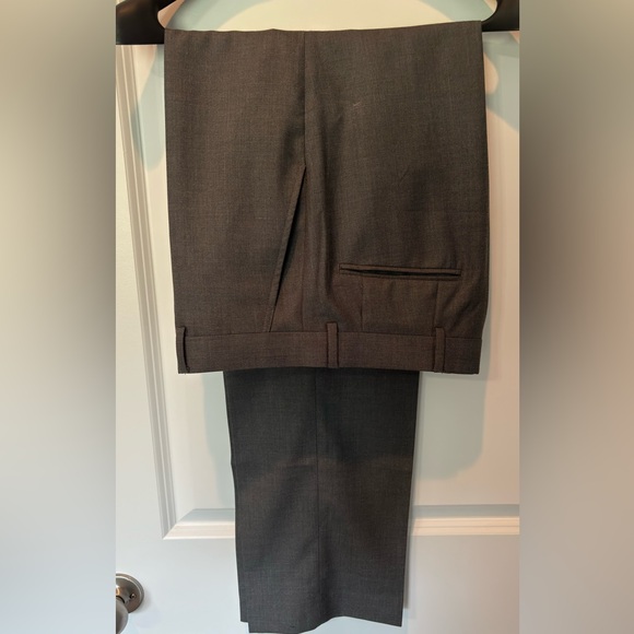 J. Ferrar Men’s Two-Piece Suit Gray 38R jacket, 30x32 pants - Picture 6 of 9